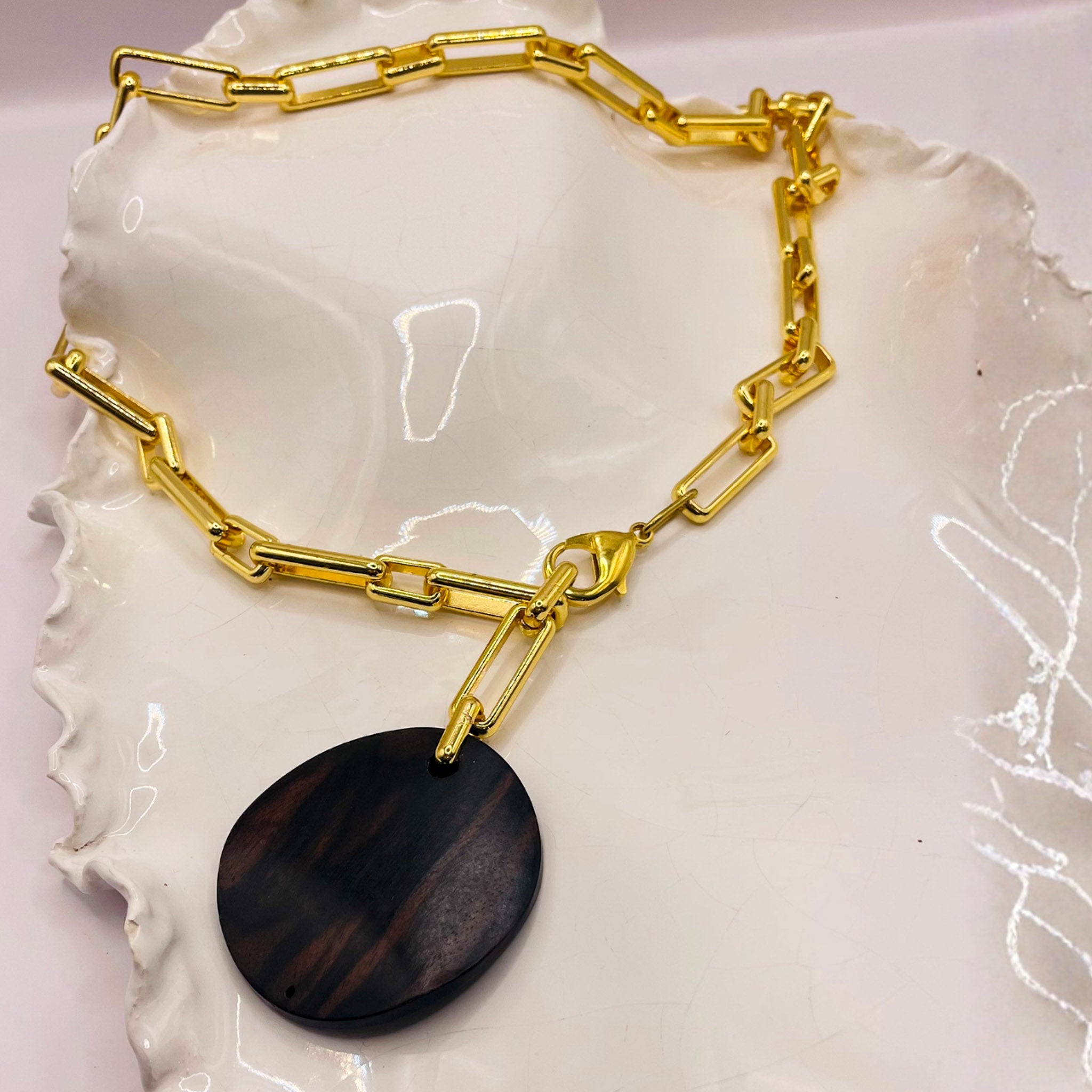 Collier grosse chaîne dorée avec pastille ébène x ÉTHNIQUE