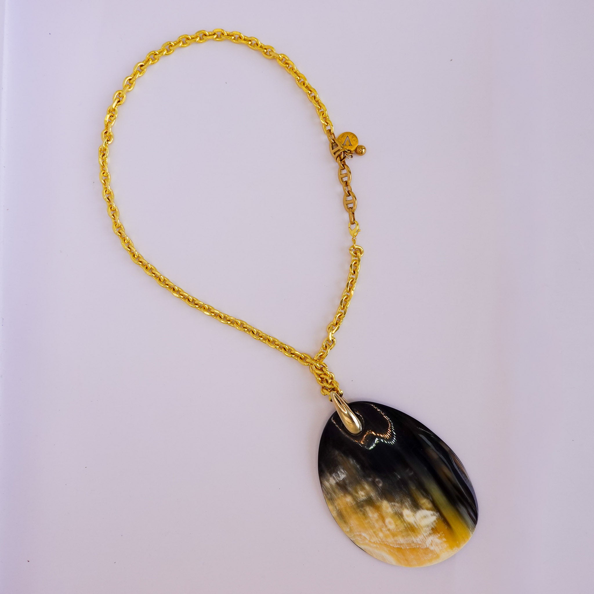 Collier doré pendentif ovale effet corne x AFRICA