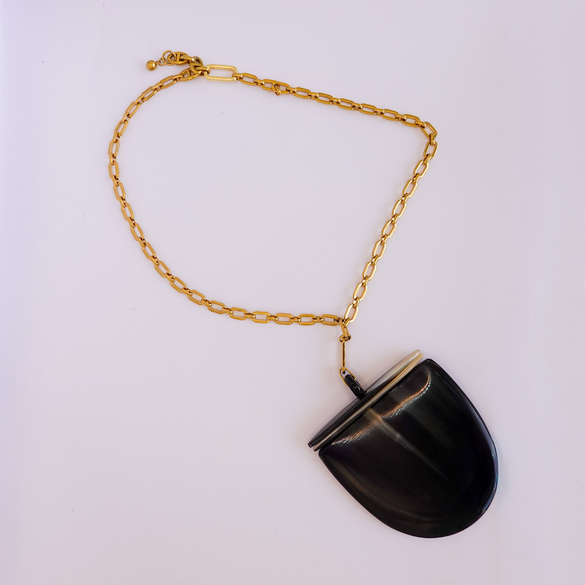 Collier doré pendentif demi-lune effet corne x AFRICA