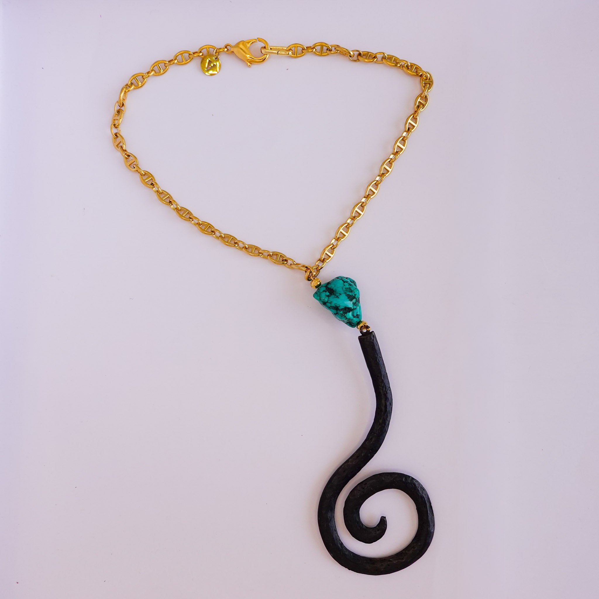Collier doré pierre turquoise et pendentif spiralé en fer forgé x AFRICA