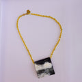 Collier doré pendentif carré effet corne noir et blanc x AFRICA