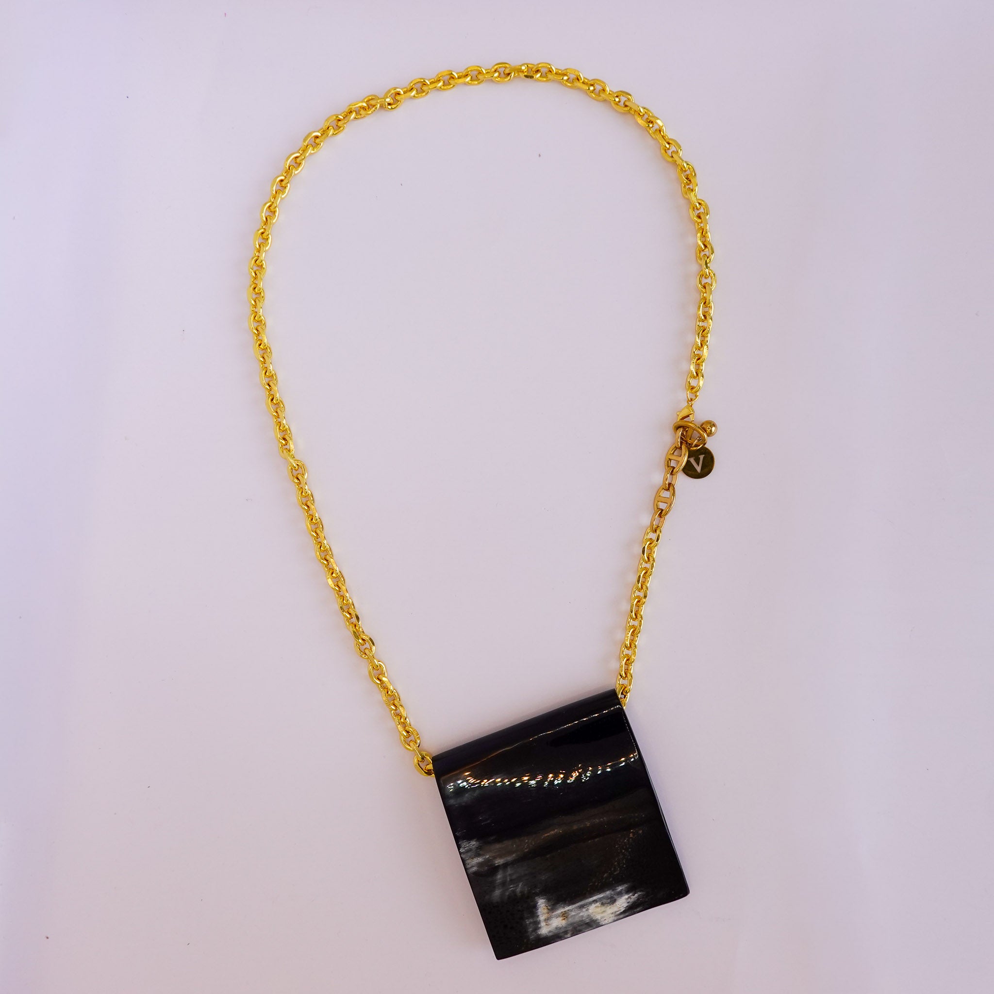Collier doré pendentif carré effet corne noir profond x AFRICA