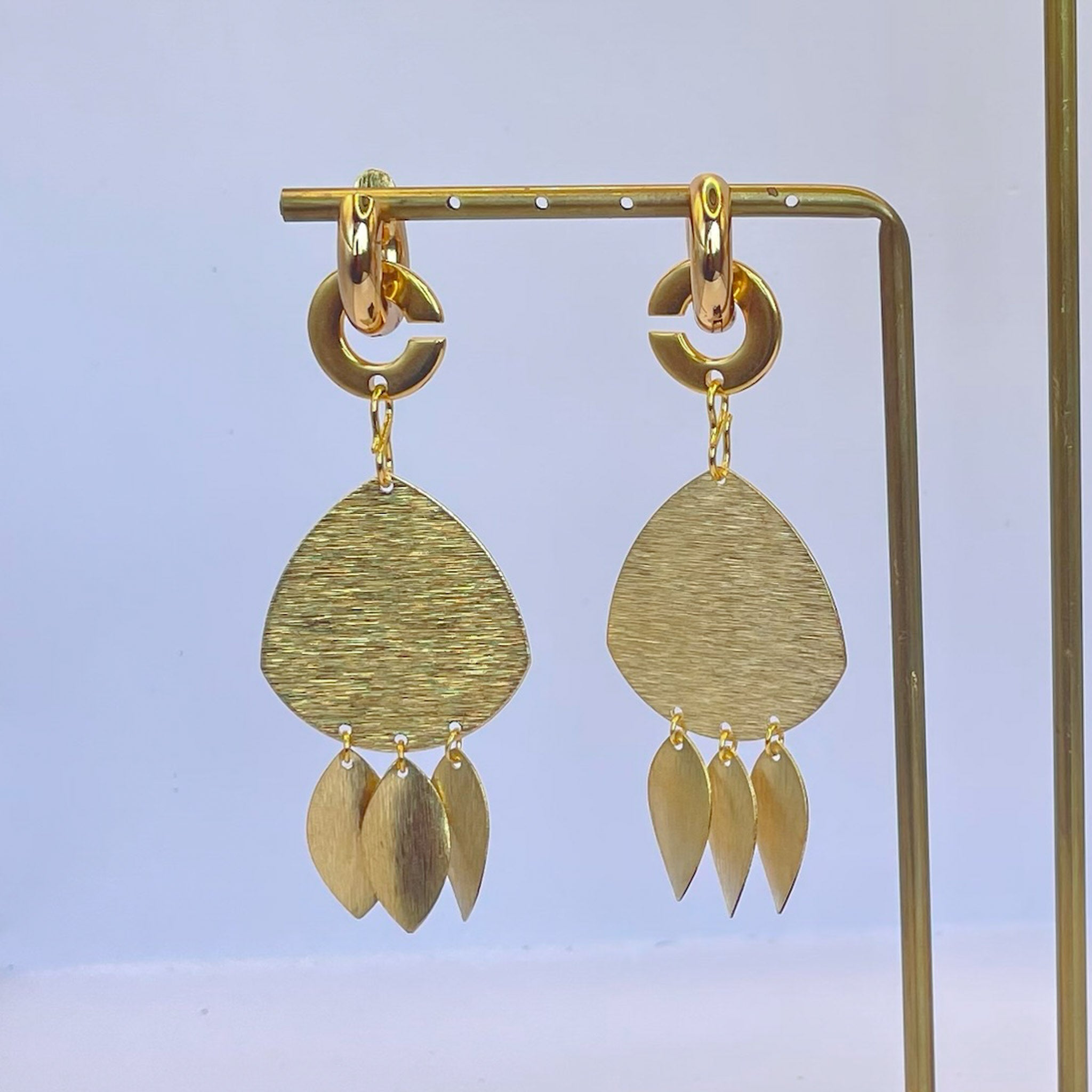 Boucles d’oreilles créoles dorées et pampilles feuilles x CANOPÉE DORÉE