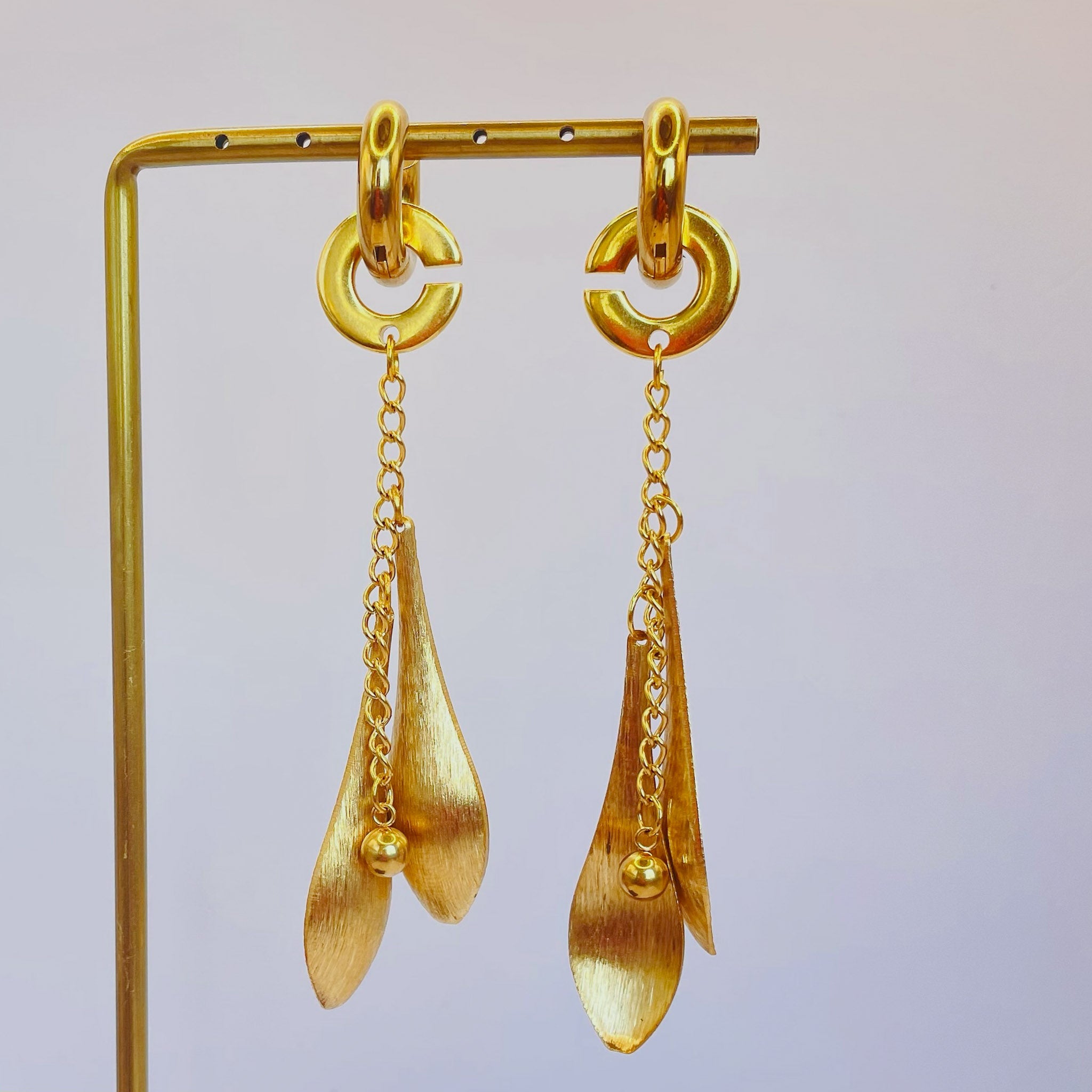 Boucles d’oreilles créoles dorées feuilles et chaîne fine x CANOPÉE DORÉE