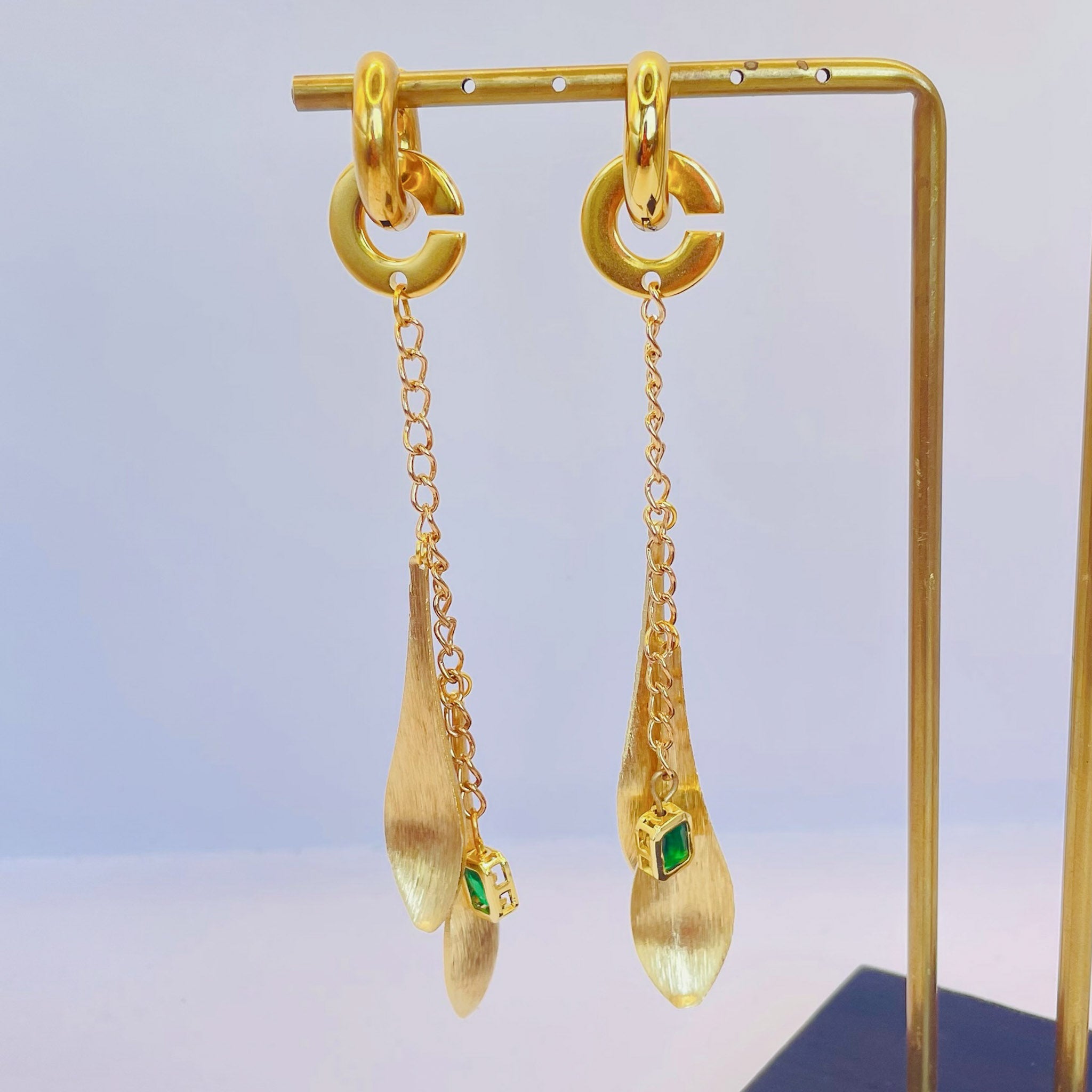 Boucles d’oreilles créoles dorées feuilles et chaîne avec cristal x CANOPÉE DORÉE