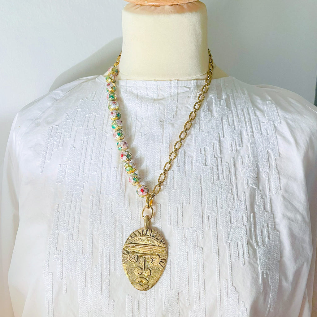 Collier doré masque et perles chinoises x CANOPÉE DORÉE