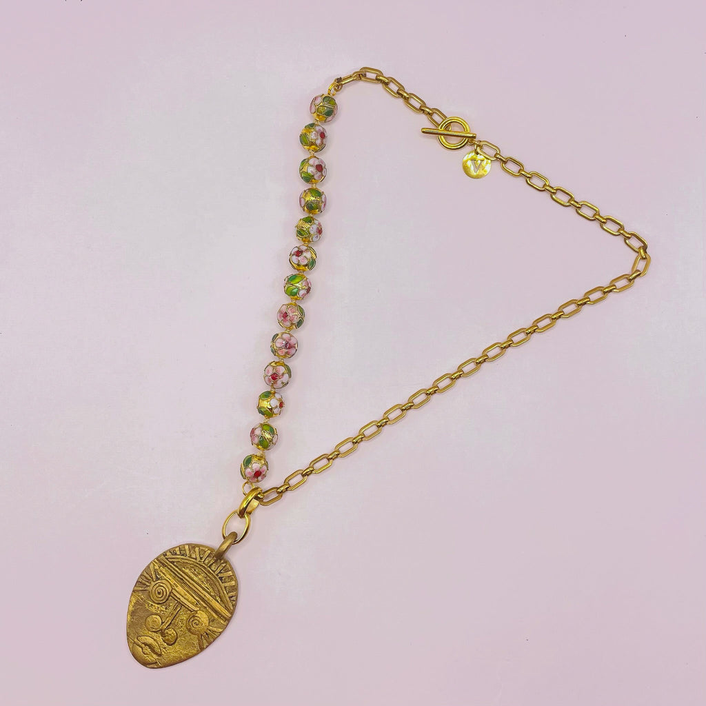 Collier doré masque et perles chinoises x CANOPÉE DORÉE