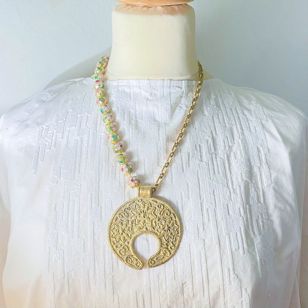 Collier doré pendentif travaillé et perles chinoises x CANOPÉE DORÉE