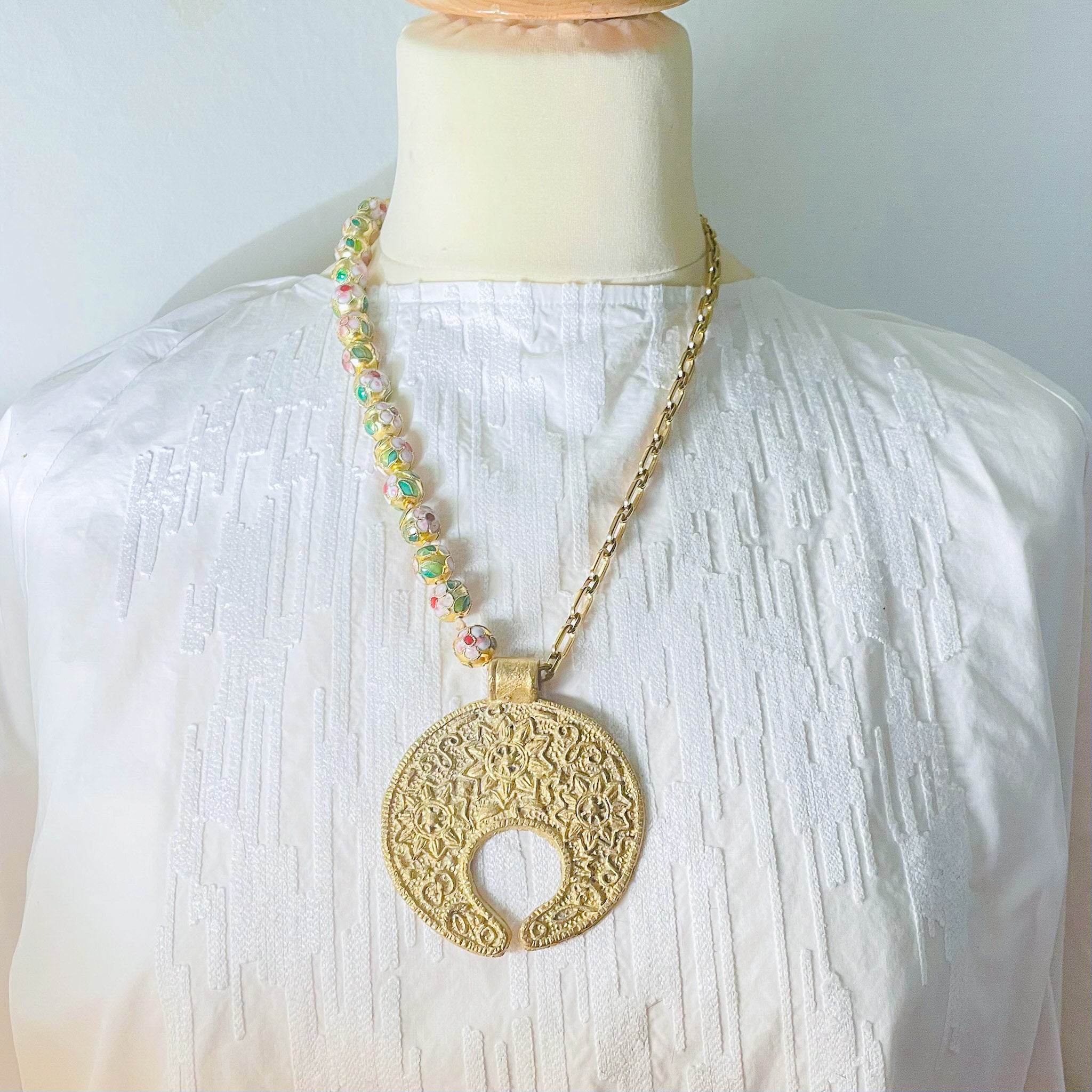 Collier doré pendentif travaillé et perles chinoises x CANOPÉE DORÉE