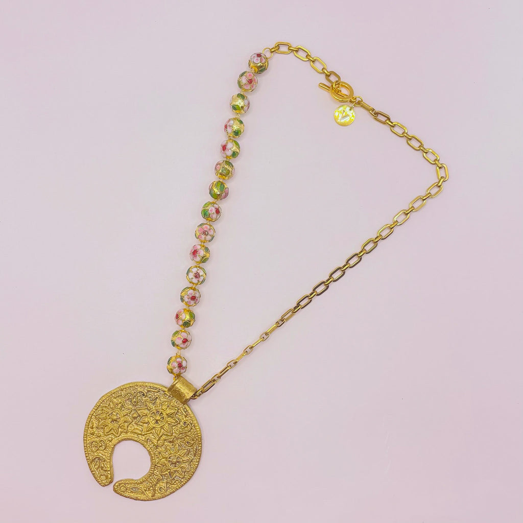 Collier doré pendentif travaillé et perles chinoises x CANOPÉE DORÉE