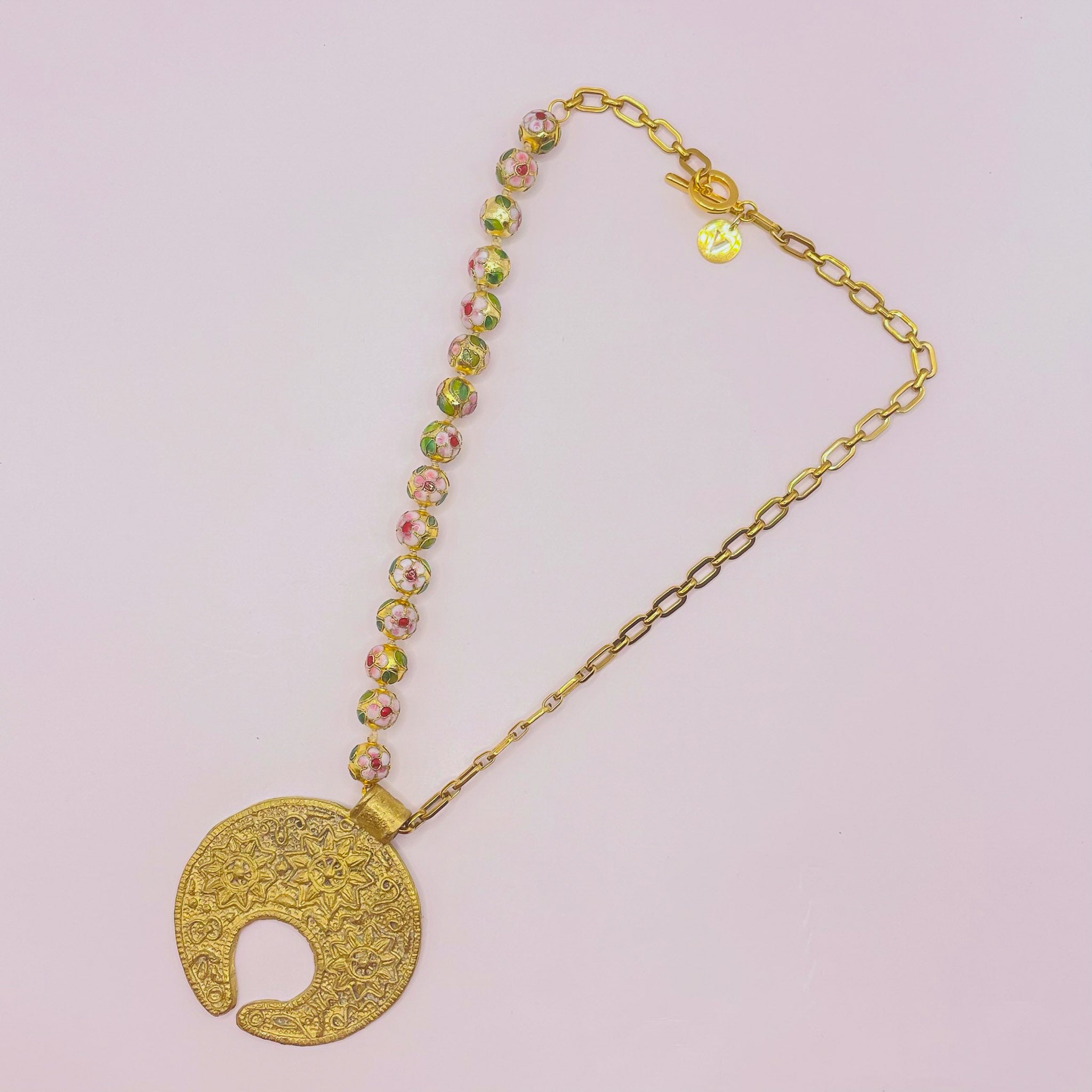 Collier doré pendentif travaillé et perles chinoises x CANOPÉE DORÉE