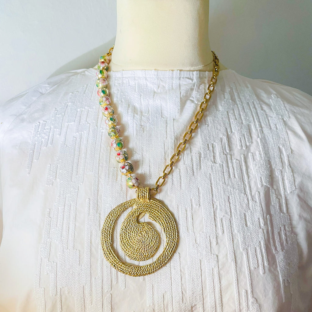 Collier doré pendentif spirale ouverte et perles chinoises x CANOPÉE DORÉE