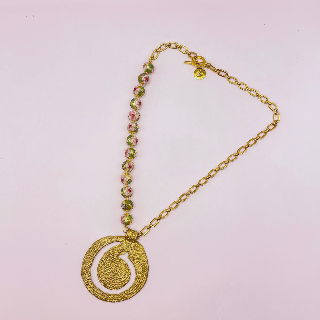 Collier doré pendentif spirale ouverte et perles chinoises x CANOPÉE DORÉE