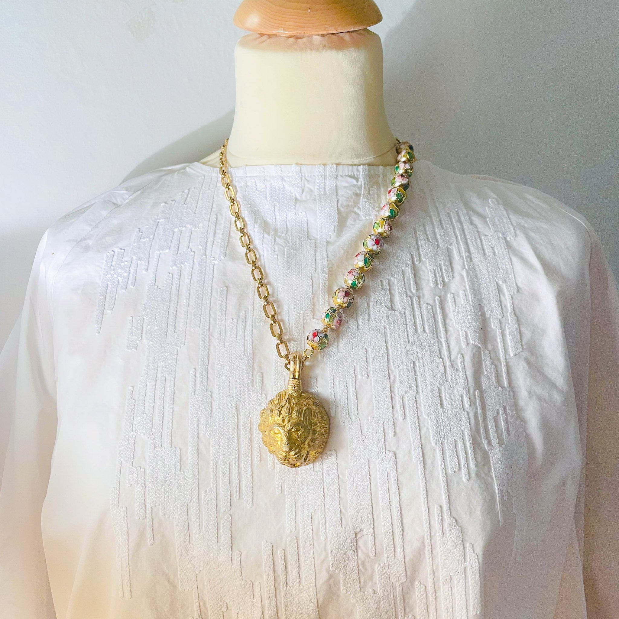 Collier doré pendentif lion perles chinoises fleuries G x CANOPÉE DORÉE