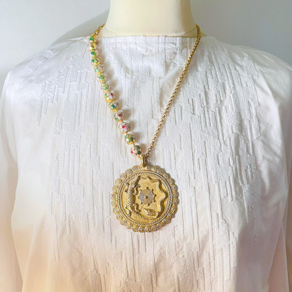 Collier doré médaillon texturé Crocodile et perles chinoises x CANOPÉE DORÉE