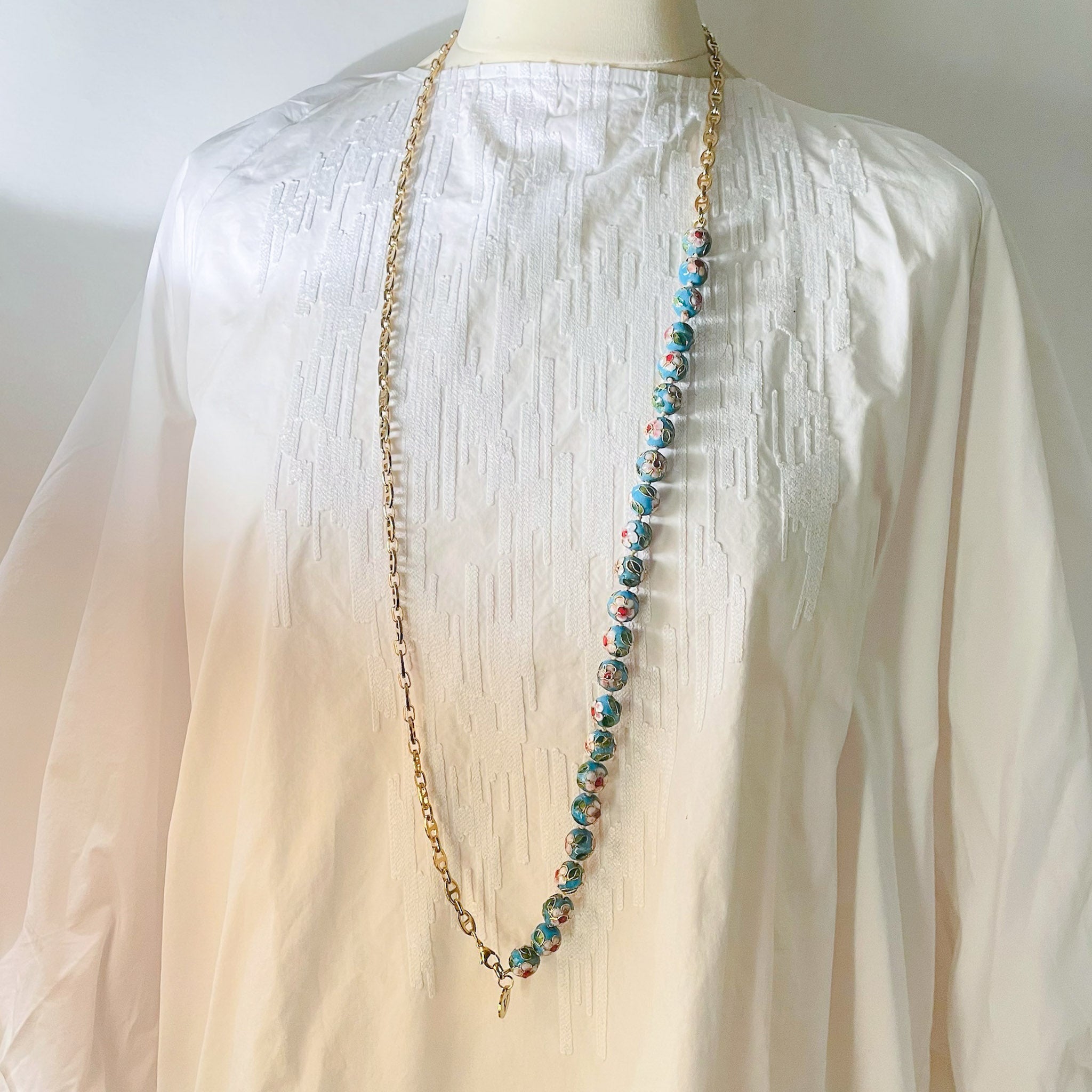 Sautoir doré perles chinoises bleues asymétrique x CANOPÉE DORÉE