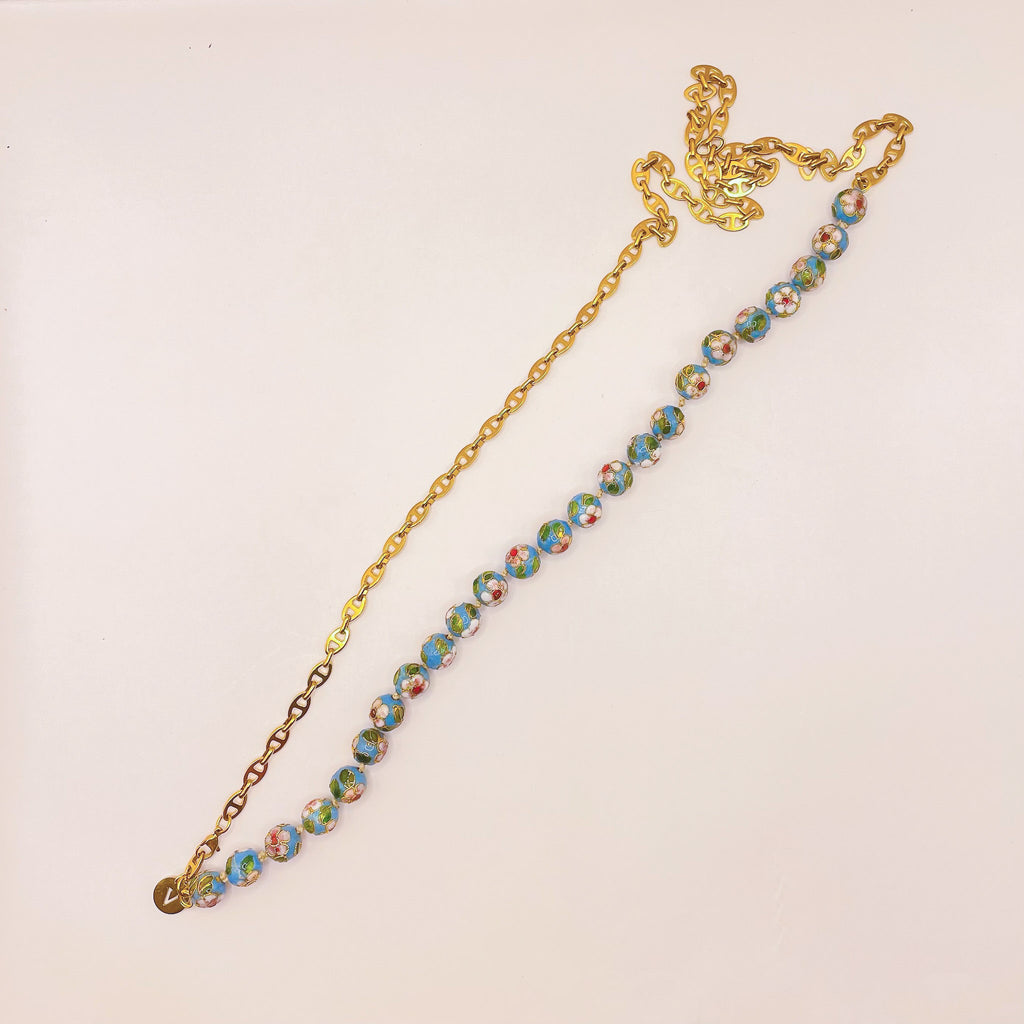 Sautoir doré perles chinoises bleues asymétrique x CANOPÉE DORÉE