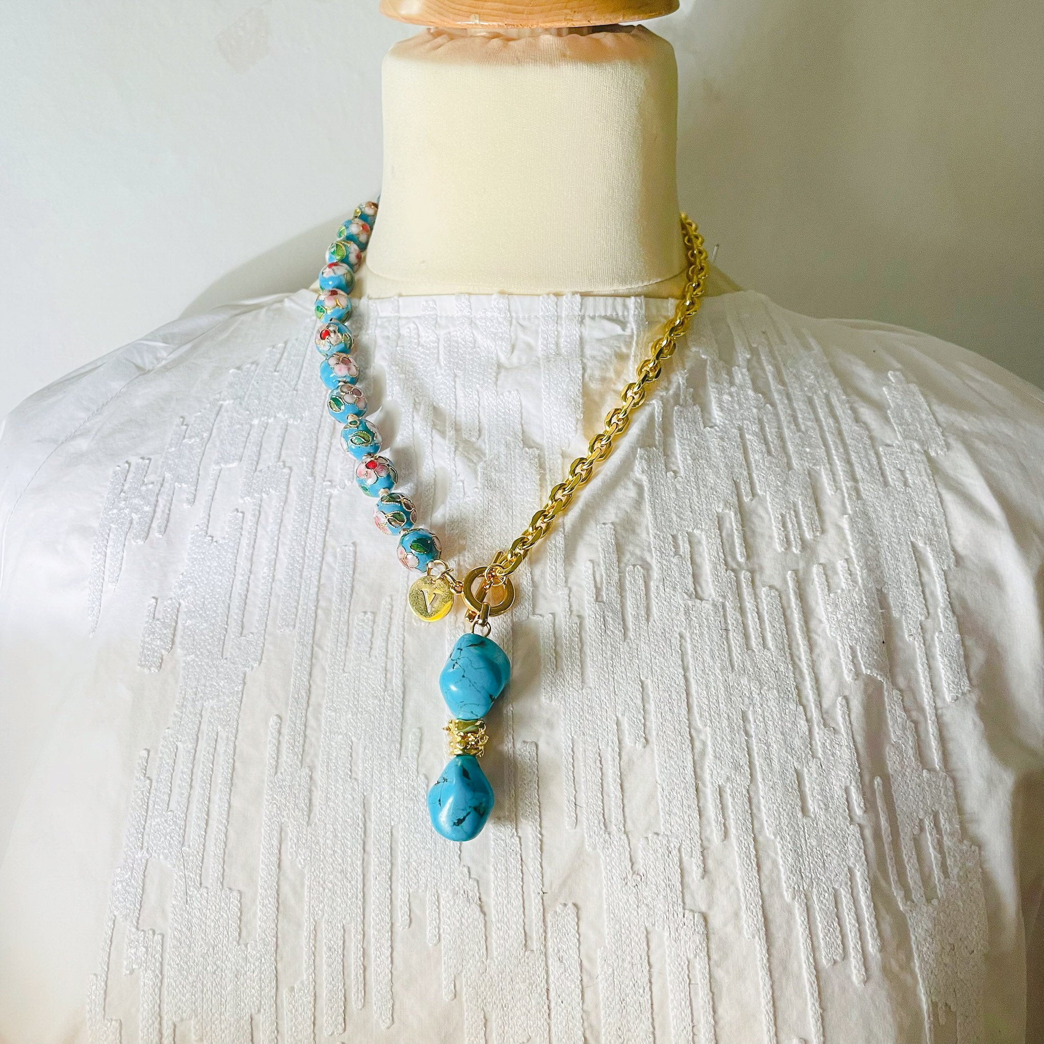 Collier doré perles chinoises bleues et pierres turquoise x CANOPÉE DORÉE