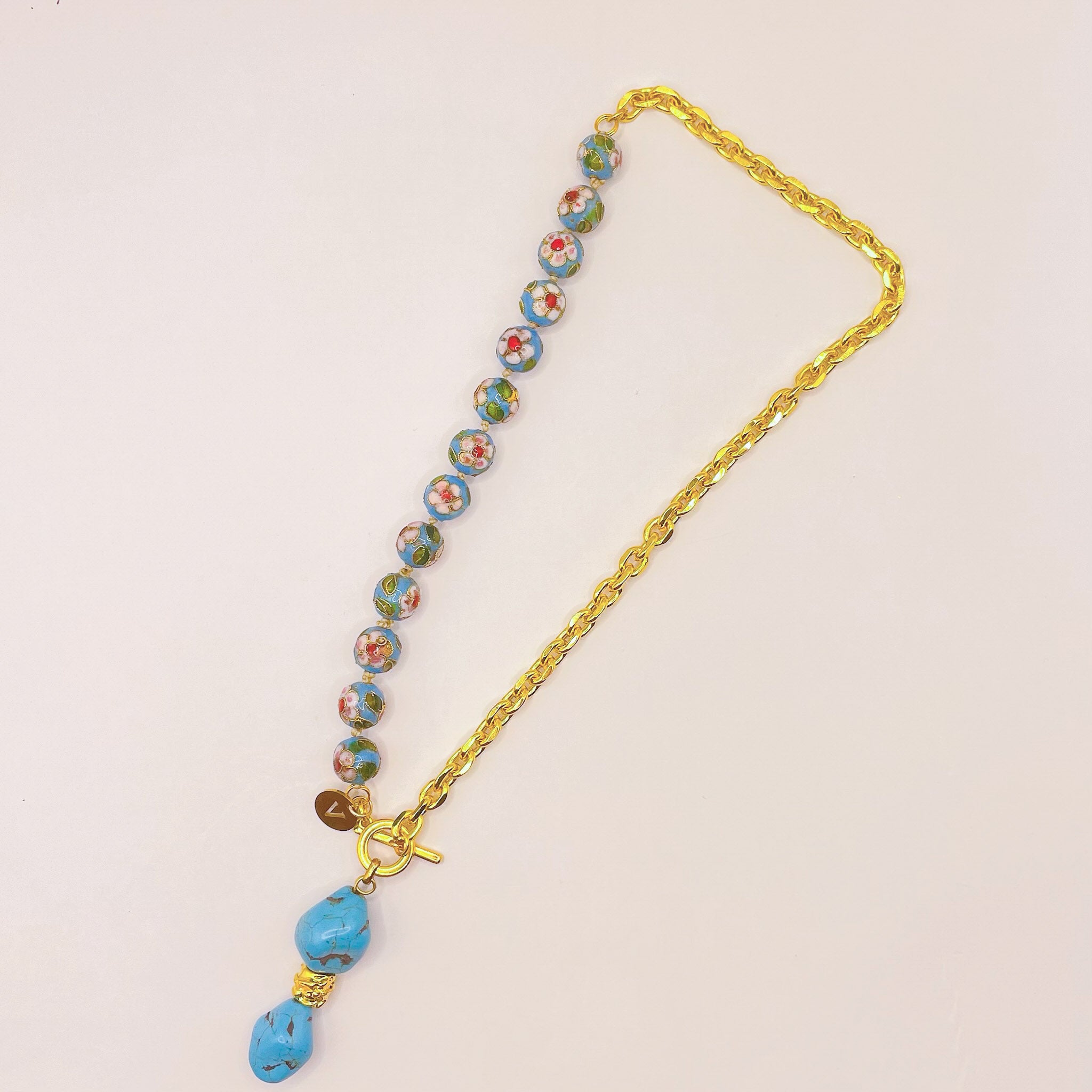 Collier doré perles chinoises bleues et pierres turquoise x CANOPÉE DORÉE