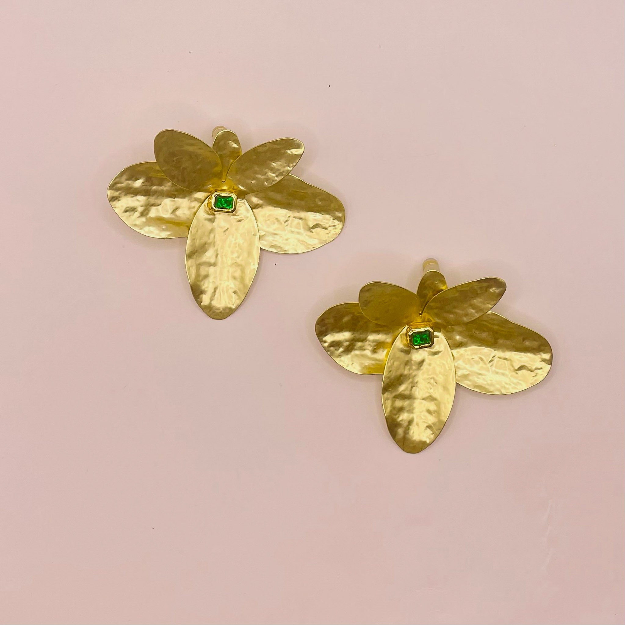 Boucles dorées fleur texturée et cristal central x CANOPÉE DORÉE