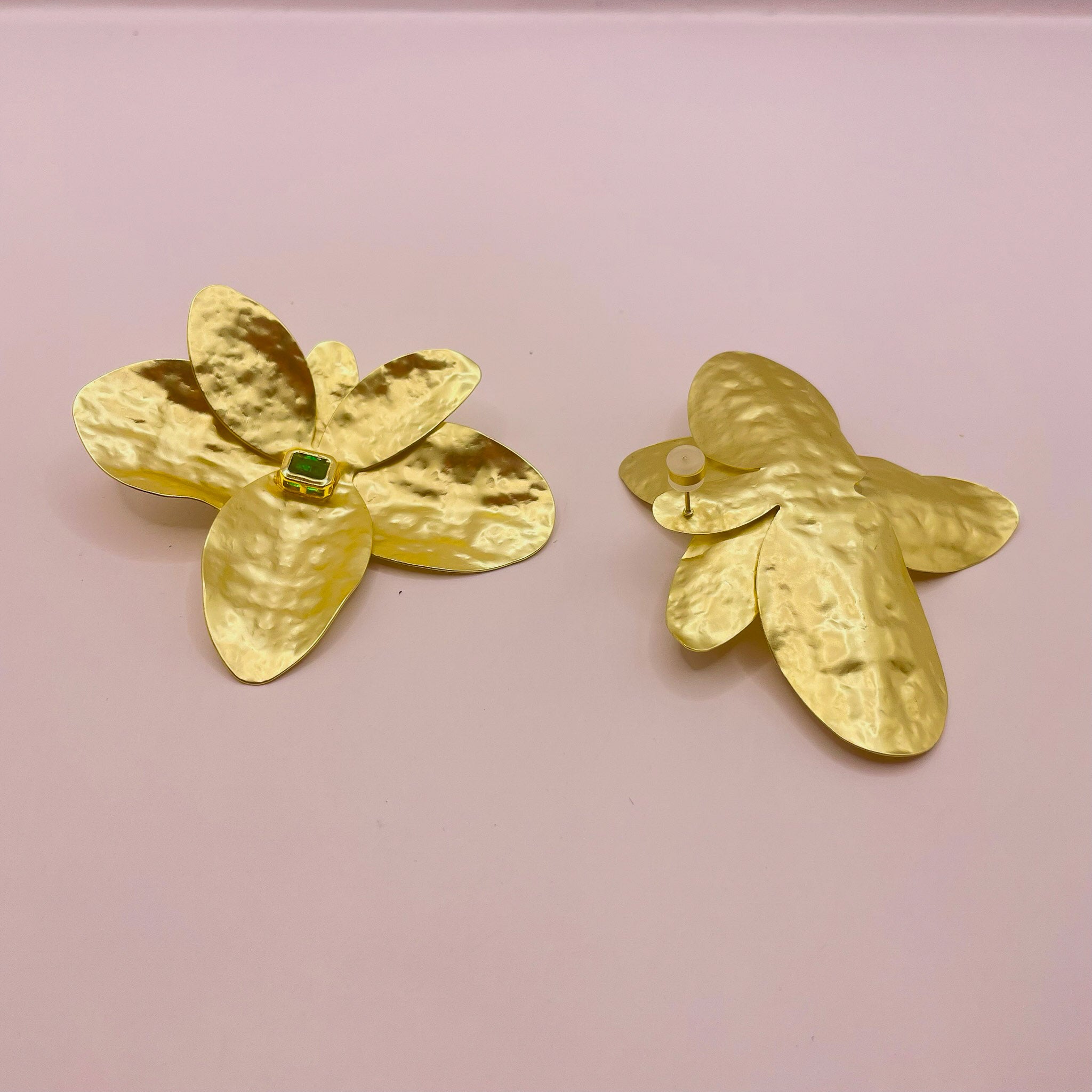 Boucles dorées fleur texturée et cristal central x CANOPÉE DORÉE