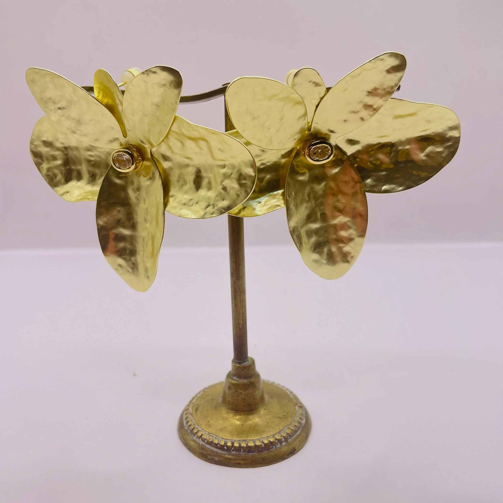 Boucles dorées fleur texturée et cristal central x CANOPÉE DORÉE