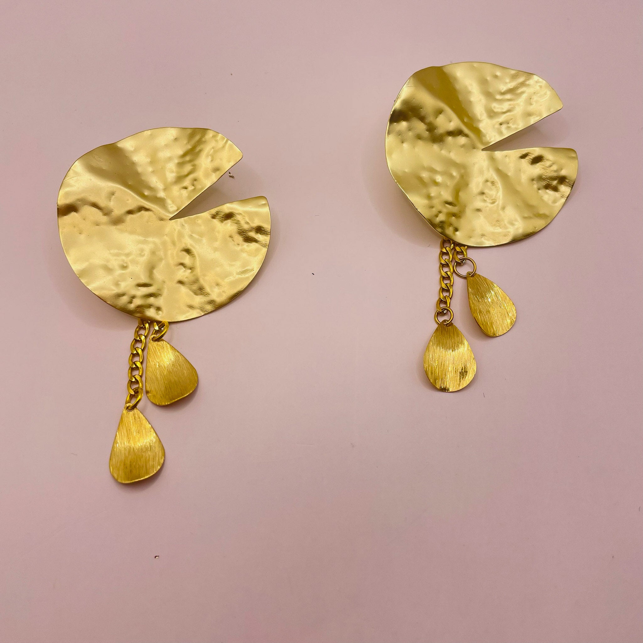Boucles dorées forme organique et pampilles x CANOPÉE DORÉE