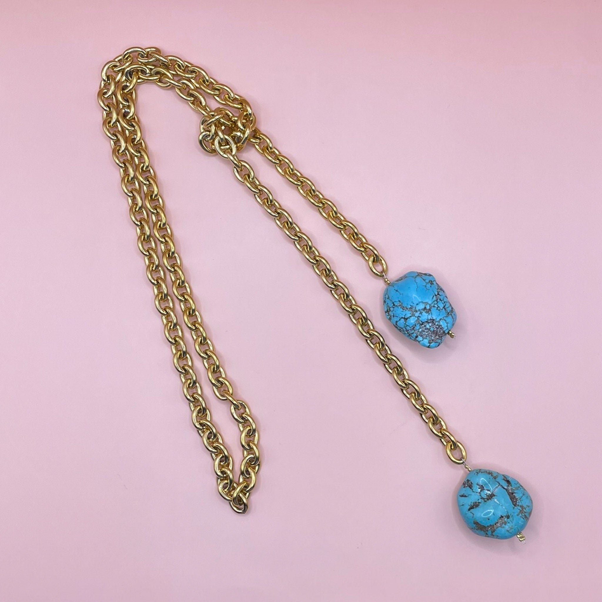 Sautoir cravate chaîne dorée & turquoise x PRÉCIEUSE