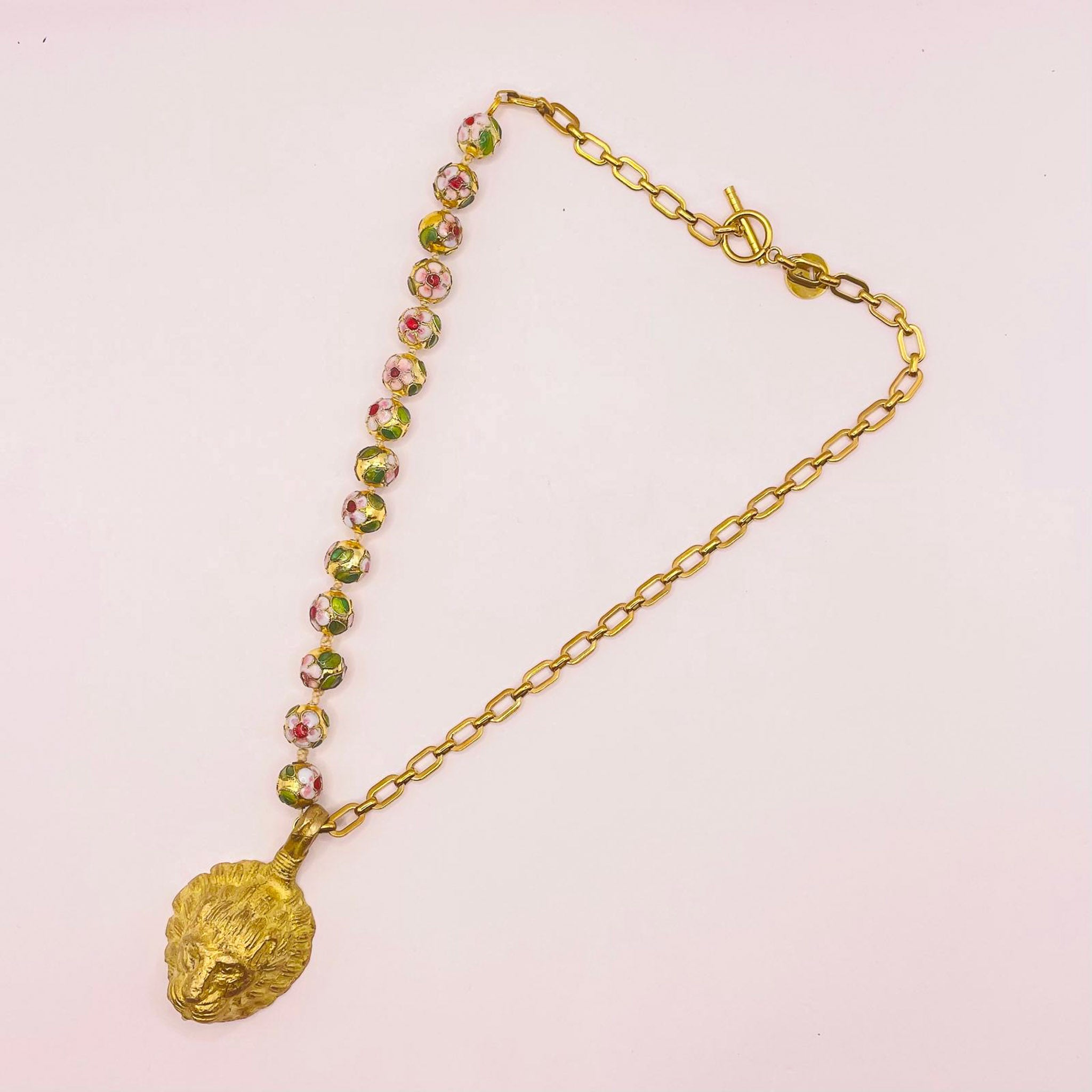 Collier doré pendentif lion perles chinoises fleuries D x CANOPÉE DORÉE